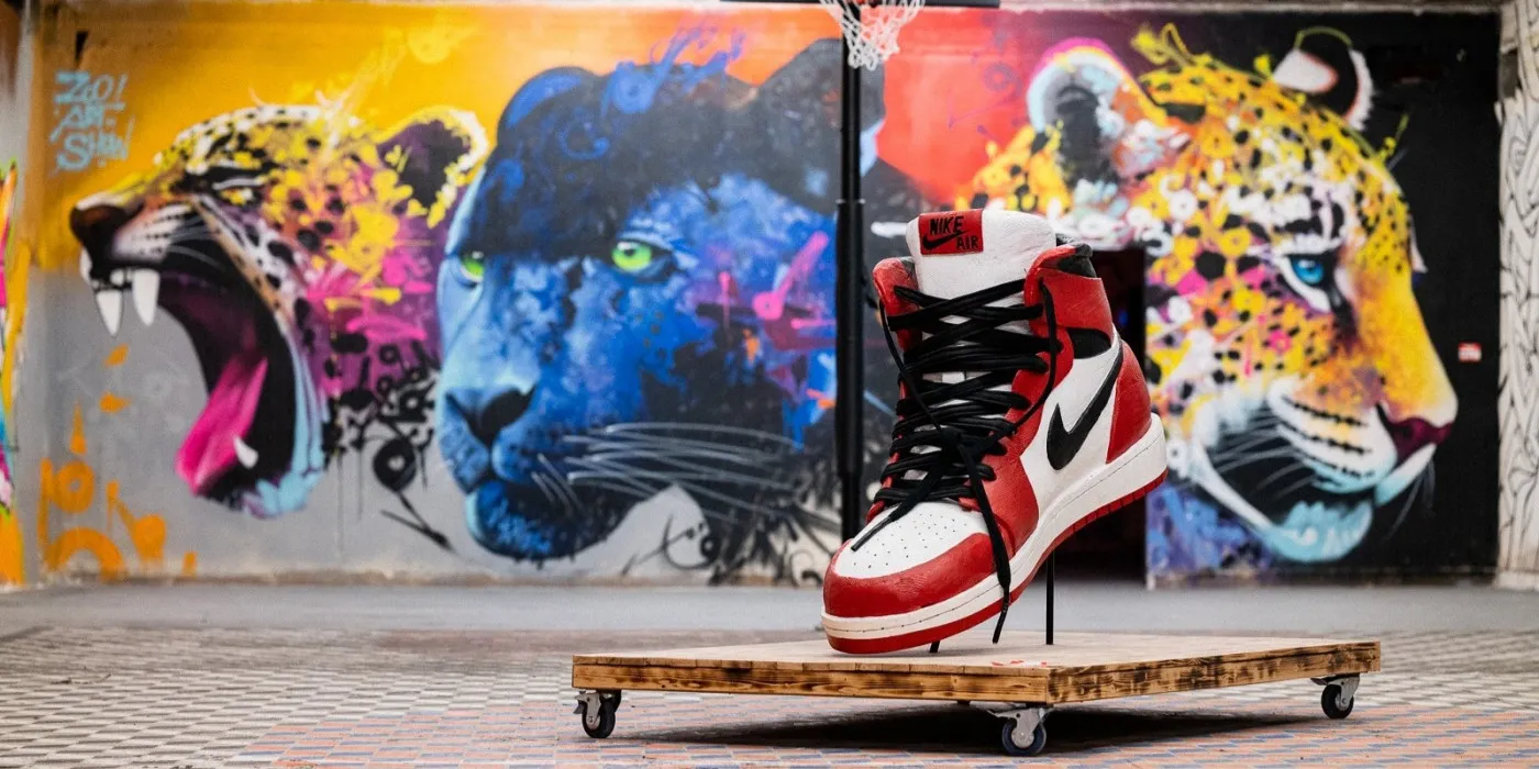 Sculpture Air Jordan og en bois